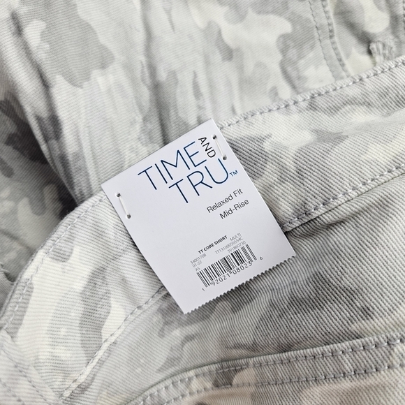 Time and Tru Women’s Mid Rise Frayed Hem Denim Shorts Camo 18 - Picture 9 of 10